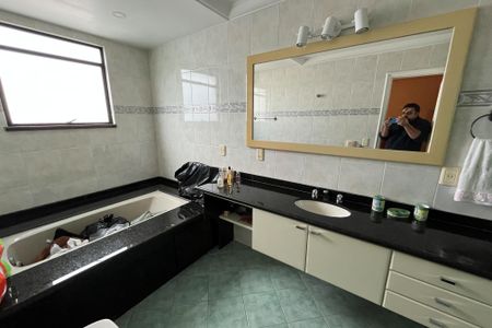 Apartamento à venda com 600m², 4 quartos e 3 vagas Apartamento à venda com 600m², 4 quartos e 3 vagasBanheiro da Suíte 2