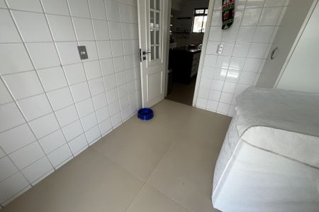 Apartamento à venda com 600m², 4 quartos e 3 vagas Apartamento à venda com 600m², 4 quartos e 3 vagasÁrea de Serviço