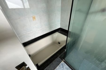 Apartamento à venda com 600m², 4 quartos e 3 vagas Apartamento à venda com 600m², 4 quartos e 3 vagasBanheiro da Suíte 4