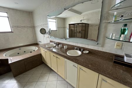 Apartamento à venda com 600m², 4 quartos e 3 vagas Apartamento à venda com 600m², 4 quartos e 3 vagasBanheiro da Suíte 1