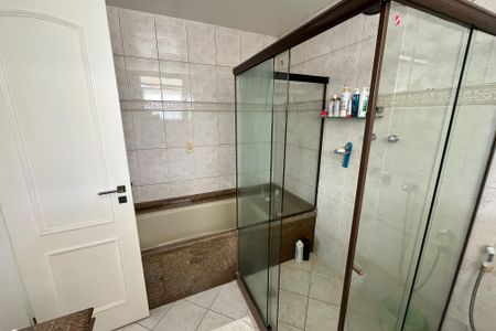Apartamento à venda com 600m², 4 quartos e 3 vagas Apartamento à venda com 600m², 4 quartos e 3 vagasBanheiro da Suíte 3