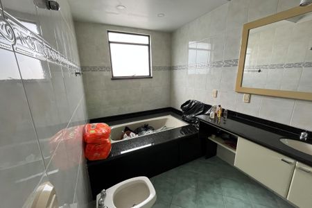 Apartamento à venda com 600m², 4 quartos e 3 vagas Apartamento à venda com 600m², 4 quartos e 3 vagasBanheiro da Suíte 2