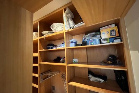 Apartamento à venda com 600m², 4 quartos e 3 vagas Apartamento à venda com 600m², 4 quartos e 3 vagasCloset Suíte 1