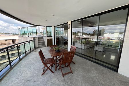 Apartamento à venda com 600m², 4 quartos e 3 vagas Apartamento à venda com 600m², 4 quartos e 3 vagasVaranda gourmet