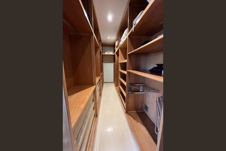 Apartamento à venda com 600m², 4 quartos e 3 vagas Apartamento à venda com 600m², 4 quartos e 3 vagasCloset Suíte 1