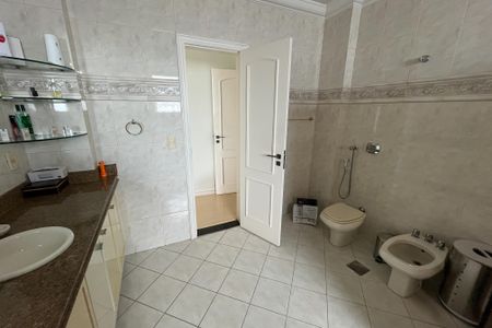 Apartamento à venda com 600m², 4 quartos e 3 vagas Apartamento à venda com 600m², 4 quartos e 3 vagasBanheiro da Suíte 1
