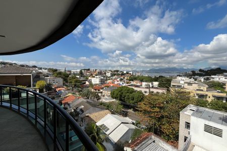 Apartamento à venda com 600m², 4 quartos e 3 vagas Apartamento à venda com 600m², 4 quartos e 3 vagasVista