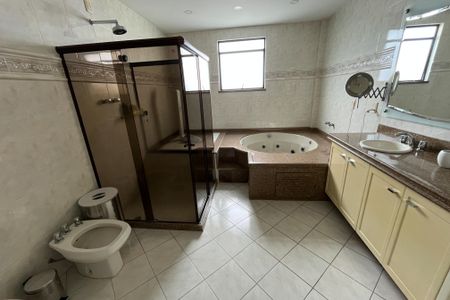 Apartamento à venda com 600m², 4 quartos e 3 vagas Apartamento à venda com 600m², 4 quartos e 3 vagasBanheiro da Suíte 1