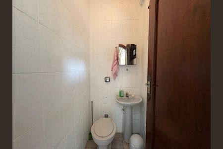 Casa à venda com 360m², 5 quartos e 5 vagas Casa à venda com 360m², 5 quartos e 5 vagasBanheiro de Serviço