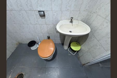 Casa à venda com 360m², 5 quartos e 5 vagas Casa à venda com 360m², 5 quartos e 5 vagasBanheiro de serviço edícula