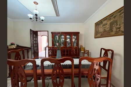 Casa à venda com 360m², 5 quartos e 5 vagas Casa à venda com 360m², 5 quartos e 5 vagasSala de Jantar