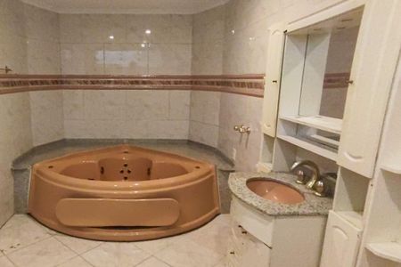 Casa de condomínio para alugar com 650m², 6 quartos e 4 vagas Casa de condomínio para alugar com 650m², 6 quartos e 4 vagasBanheiro da Suíte 3