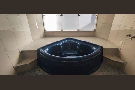 Casa de condomínio para alugar com 650m², 6 quartos e 4 vagas Casa de condomínio para alugar com 650m², 6 quartos e 4 vagasBanheiro da Suíte 4