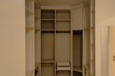 Casa de condomínio para alugar com 650m², 6 quartos e 4 vagas Casa de condomínio para alugar com 650m², 6 quartos e 4 vagasCloset da Suíte 3