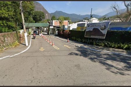 Casa de condomínio para alugar com 650m², 6 quartos e 4 vagas Casa de condomínio para alugar com 650m², 6 quartos e 4 vagasFachada