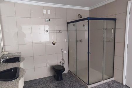 Casa de condomínio para alugar com 650m², 6 quartos e 4 vagas Casa de condomínio para alugar com 650m², 6 quartos e 4 vagasBanheiro da Suíte 4