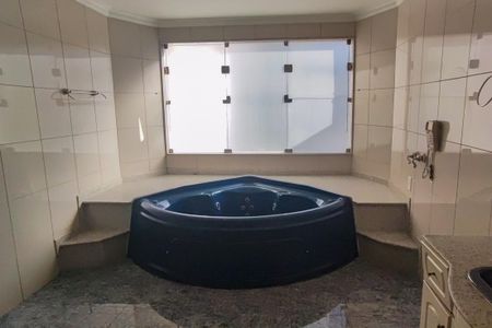 Casa de condomínio para alugar com 650m², 6 quartos e 4 vagas Casa de condomínio para alugar com 650m², 6 quartos e 4 vagasBanheiro da Suíte 4