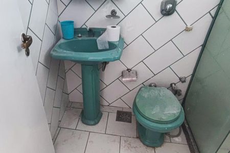 Casa de condomínio para alugar com 650m², 6 quartos e 4 vagas Casa de condomínio para alugar com 650m², 6 quartos e 4 vagasBanheiro de Serviço