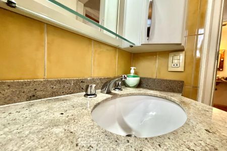 Apartamento à venda com 99m², 3 quartos e 2 vagas Apartamento à venda com 99m², 3 quartos e 2 vagasBanheiro Corredor