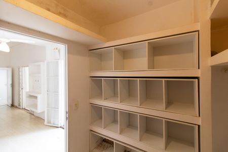 Casa à venda com 160m², 3 quartos e 2 vagas Casa à venda com 160m², 3 quartos e 2 vagasCloset do quarto 2