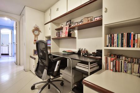 Apartamento à venda com 250m², 4 quartos e 4 vagasEscritório