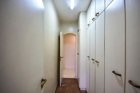 Apartamento à venda com 250m², 4 quartos e 4 vagasRoupeiro