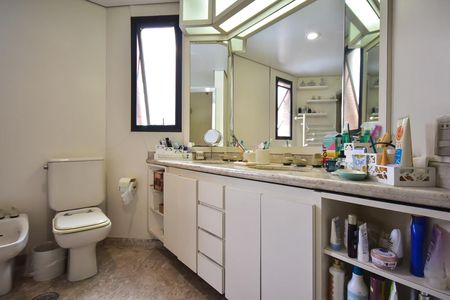 Apartamento à venda com 250m², 4 quartos e 4 vagasBanheiro da Suíte 3