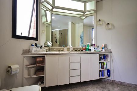 Apartamento à venda com 250m², 4 quartos e 4 vagasBanheiro da Suíte 3