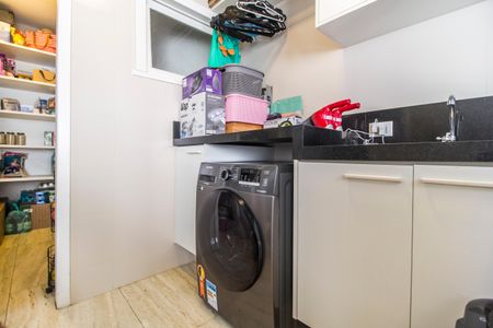 Casa de condomínio à venda com 500m², 4 quartos e 4 vagas Casa de condomínio à venda com 500m², 4 quartos e 4 vagasÁrea de Serviço