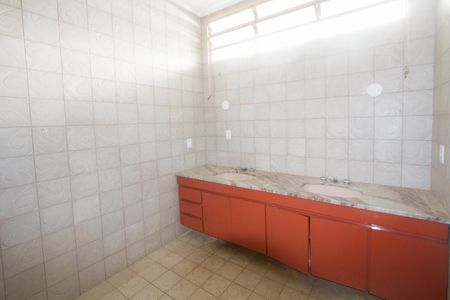 Casa à venda com 1000m², 4 quartos e 3 vagas Casa à venda com 1000m², 4 quartos e 3 vagasBanheiro