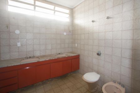 Casa à venda com 1000m², 4 quartos e 3 vagas Casa à venda com 1000m², 4 quartos e 3 vagasBanheiro