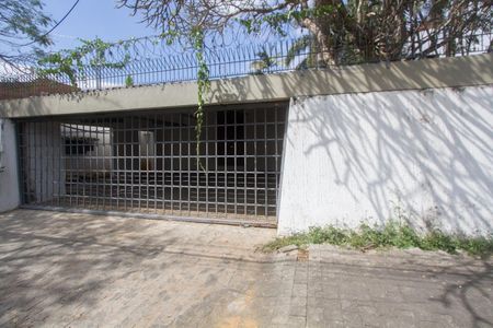 Casa à venda com 1000m², 4 quartos e 3 vagas Casa à venda com 1000m², 4 quartos e 3 vagasFachada