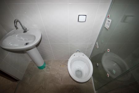 Casa de condomínio para alugar com 54m², 2 quartos e 1 vaga Casa de condomínio para alugar com 54m², 2 quartos e 1 vagaBanheiro