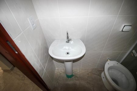 Casa de condomínio para alugar com 54m², 2 quartos e 1 vaga Casa de condomínio para alugar com 54m², 2 quartos e 1 vagaBanheiro