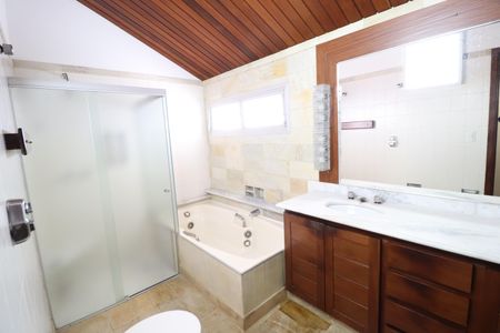 Casa para alugar com 550m², 4 quartos e 9 vagasBanheiro da Suíte 2