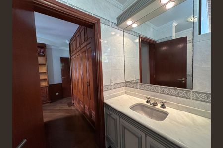 Casa de condomínio para alugar com 400m², 4 quartos e 4 vagas Casa de condomínio para alugar com 400m², 4 quartos e 4 vagasBanheiro da Suíte 4