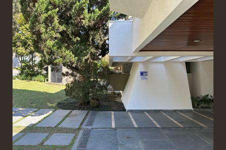 Casa de condomínio para alugar com 400m², 4 quartos e 4 vagas Casa de condomínio para alugar com 400m², 4 quartos e 4 vagasFachada