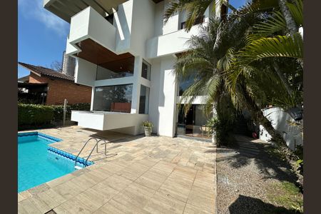Casa de condomínio para alugar com 400m², 4 quartos e 4 vagas Casa de condomínio para alugar com 400m², 4 quartos e 4 vagasÁrea comum - Piscina