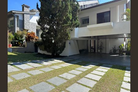 Casa de condomínio para alugar com 400m², 4 quartos e 4 vagas Casa de condomínio para alugar com 400m², 4 quartos e 4 vagasFachada