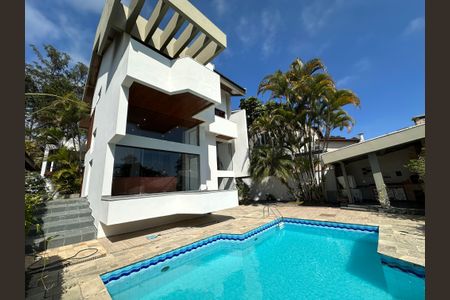 Casa de condomínio para alugar com 400m², 4 quartos e 4 vagas Casa de condomínio para alugar com 400m², 4 quartos e 4 vagasÁrea comum - Piscina