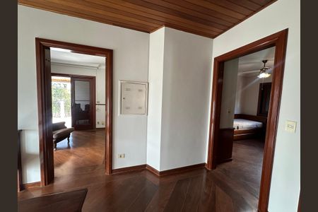 Casa de condomínio para alugar com 400m², 4 quartos e 4 vagas Casa de condomínio para alugar com 400m², 4 quartos e 4 vagasCorredor