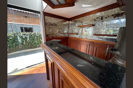 Casa de condomínio para alugar com 400m², 4 quartos e 4 vagas Casa de condomínio para alugar com 400m², 4 quartos e 4 vagasBar