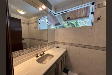 Casa de condomínio para alugar com 400m², 4 quartos e 4 vagas Casa de condomínio para alugar com 400m², 4 quartos e 4 vagasBanheiro da Suíte 3