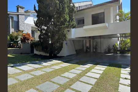 Casa de condomínio para alugar com 400m², 4 quartos e 4 vagas Casa de condomínio para alugar com 400m², 4 quartos e 4 vagasFachada