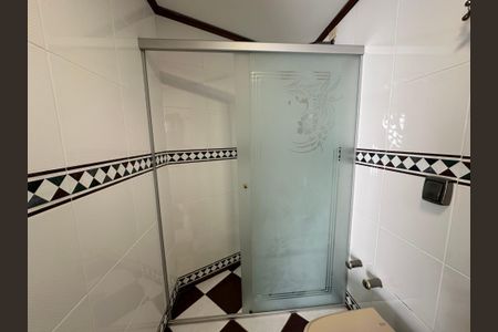 Casa de condomínio para alugar com 400m², 4 quartos e 4 vagas Casa de condomínio para alugar com 400m², 4 quartos e 4 vagasBanheiro 2