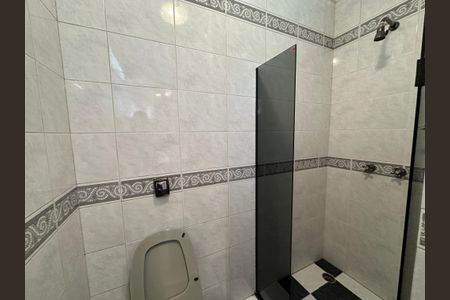 Casa de condomínio para alugar com 400m², 4 quartos e 4 vagas Casa de condomínio para alugar com 400m², 4 quartos e 4 vagasBanheiro da Suíte 3