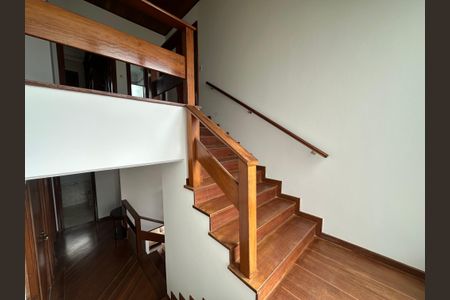 Casa de condomínio para alugar com 400m², 4 quartos e 4 vagas Casa de condomínio para alugar com 400m², 4 quartos e 4 vagasEscada