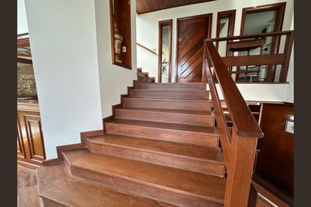 Casa de condomínio para alugar com 400m², 4 quartos e 4 vagas Casa de condomínio para alugar com 400m², 4 quartos e 4 vagasEscada