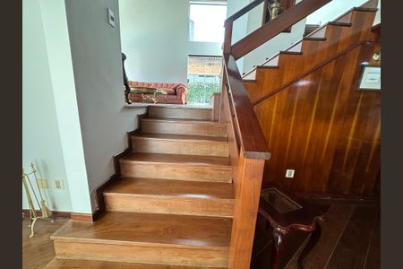 Casa de condomínio para alugar com 400m², 4 quartos e 4 vagas Casa de condomínio para alugar com 400m², 4 quartos e 4 vagasEscada