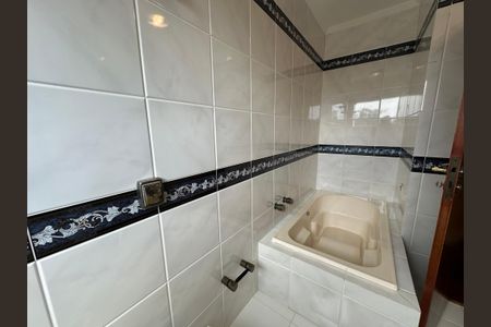 Casa de condomínio para alugar com 400m², 4 quartos e 4 vagas Casa de condomínio para alugar com 400m², 4 quartos e 4 vagasBanheiro da Suíte 1